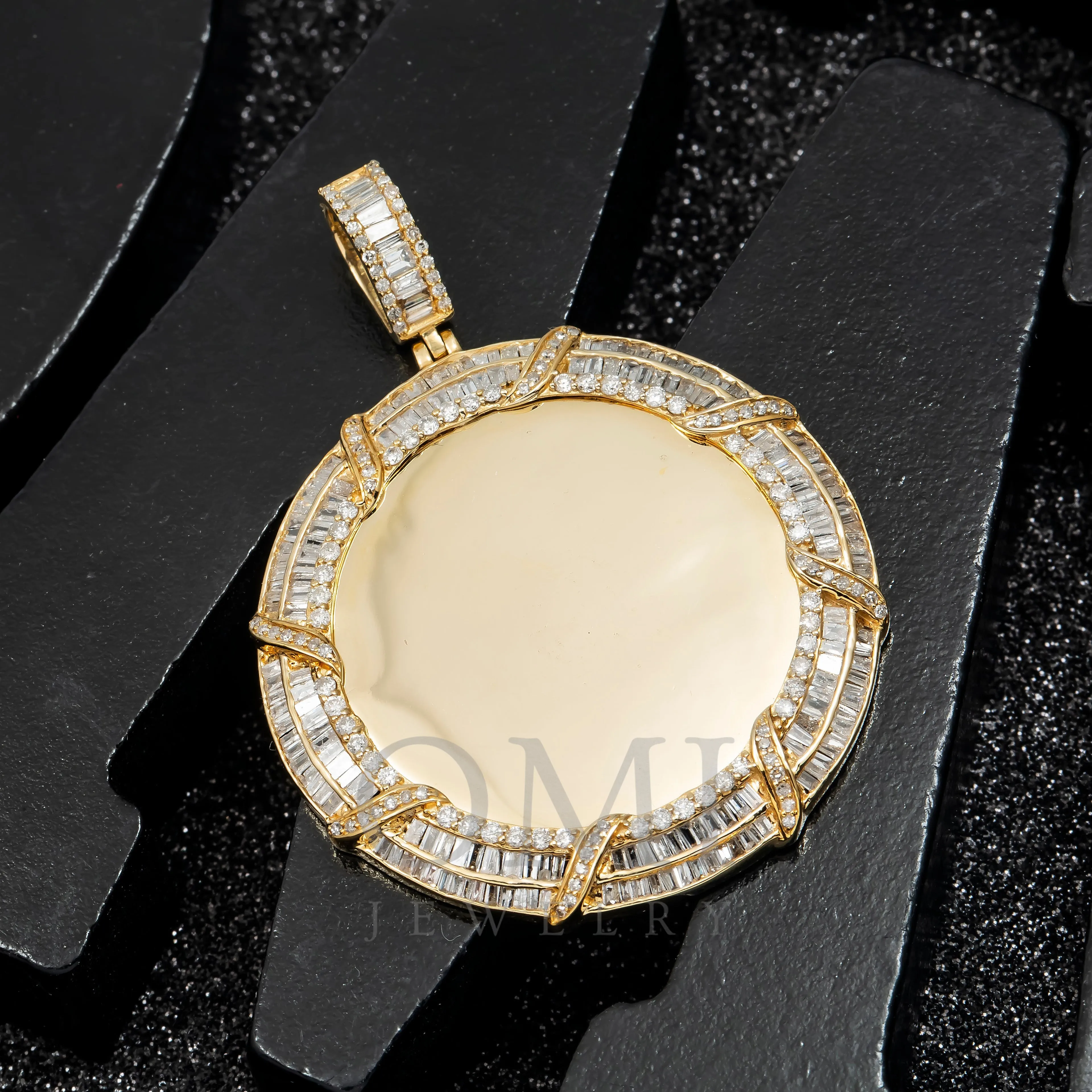 14K GOLD BAGUETTE DIAMOND CIRCLE PICTURE PENDANT 2.90 CT