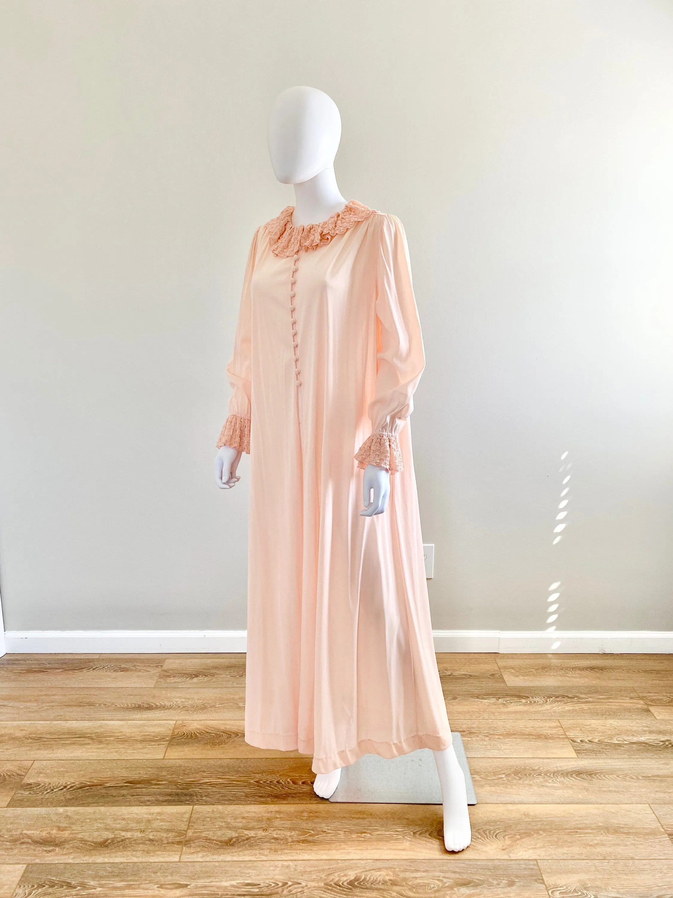 Vintage 1960s Pink Dressing Gown with Ruffled Collar / 60s retro robe / Size M L